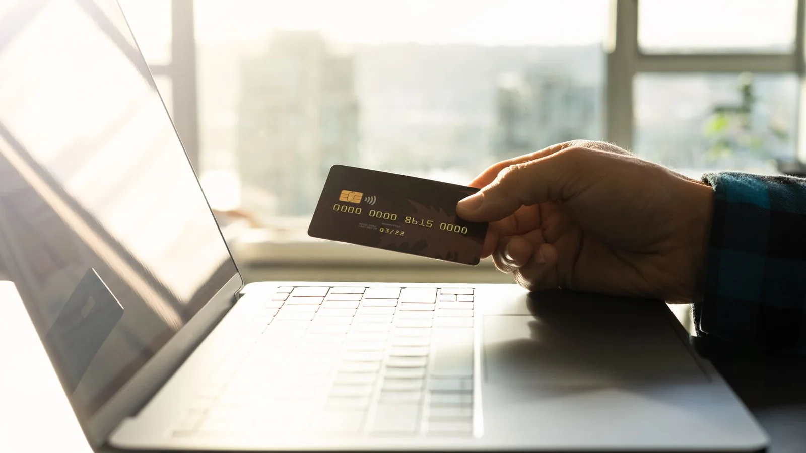 PayPal-Checkout mit bestätigter Bestellzahlung Hand mit Bankkarte neben einem Laptop